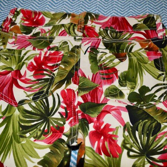 Soft Brushed Chino Stretch Capris, Tropical Print Size 4 - Picture 7 of 9